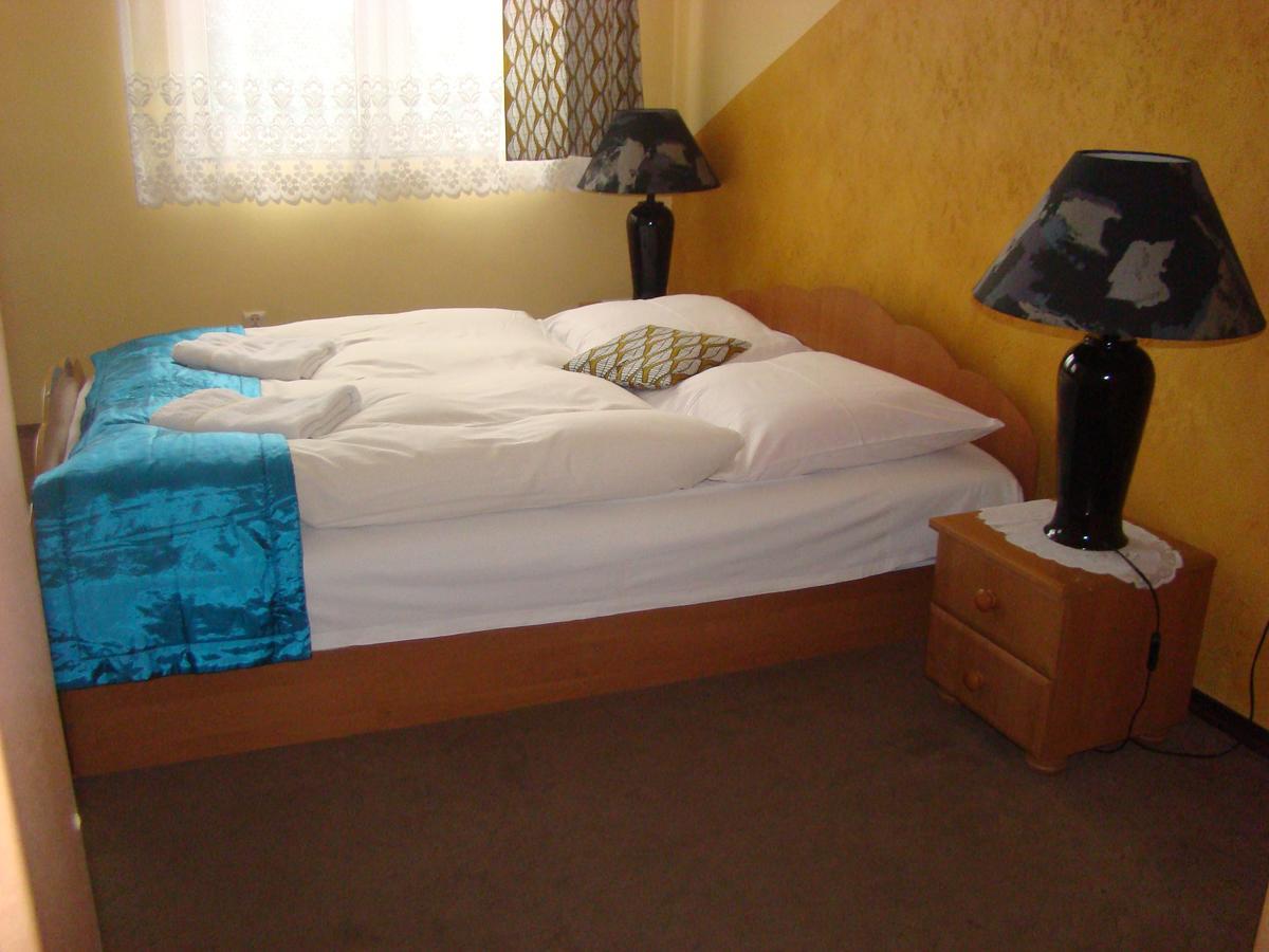 Hotel Pod Debem Chocianow ภายนอก รูปภาพ